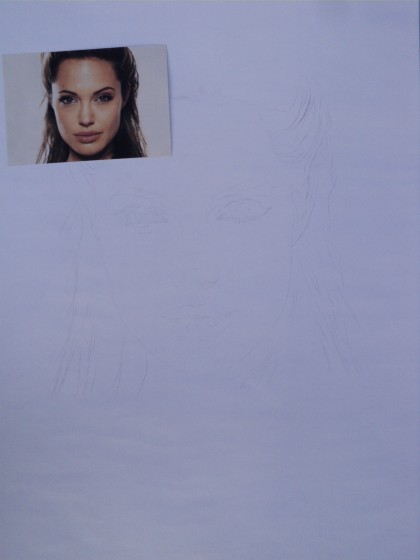 Angelina Jolie retrato a carvão. Desenho base.