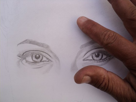 Angelina Jolie retrato a carvão. Espalhando carvão.