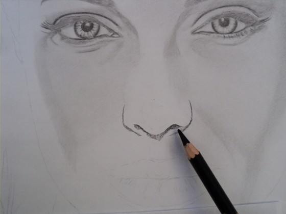 Angelina Jolie retrato a carvão. Desenhando o nariz.
