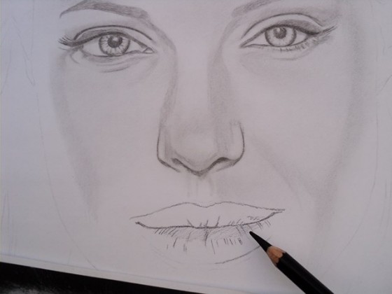 Angelina Jolie retrato a carvão. Desenhando os lábios.
