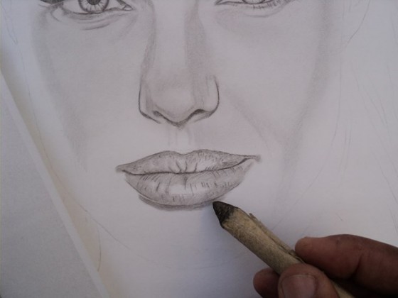 Angelina Jolie retrato a carvão. Desenhando os lábios.