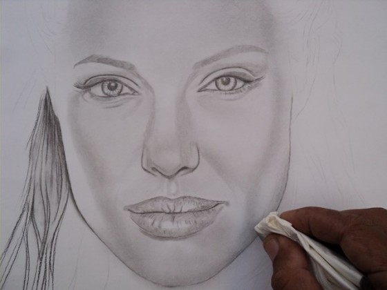 Angelina Jolie retrato a carvão. Usando lenço de papel.