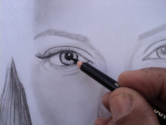 Angelina Jolie desenho a carvão. Desenhando os olhos.