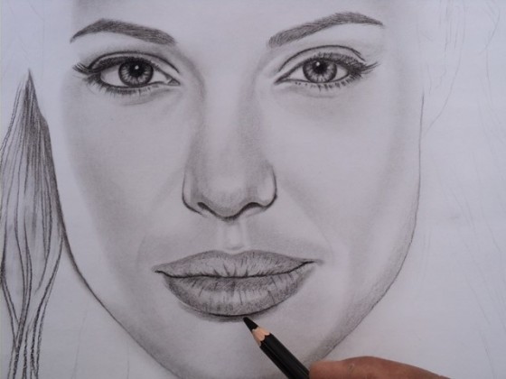 Angelina Jolie desenho a carvão. Desenhando os lábios.