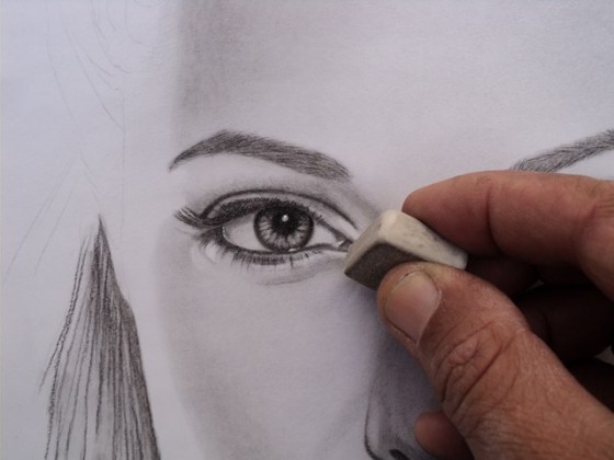 Angelina Jolie desenho a carvão. Desenhando os lábios.