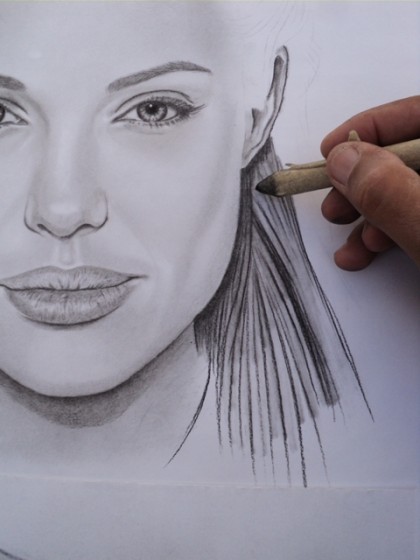 Angelina Jolie desenho a carvão. Desenhando os cabelos.