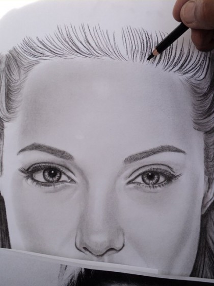 Angelina Jolie desenho a carvão. Desenhando os cabelos.