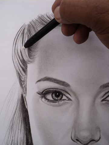 Angelina Jolie desenho a carvão. Desenhando os cabelos.