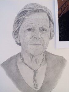 Desenho senhora idosa a lápis.