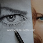 Desenhos de olhos a lápis carvão.