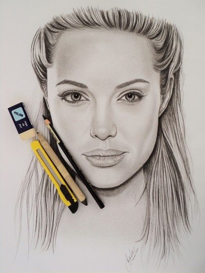 Angelina Jolie desenho a lápis carvão