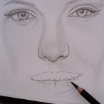 Angelina Jolie retrato a carvão. Desenhando os lábios.