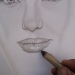 Angelina Jolie retrato a carvão. Desenhando os lábios.