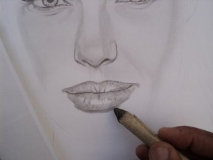 Angelina Jolie retrato a carvão. Desenhando os lábios.