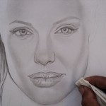 Angelina Jolie retrato a carvão. Usando lenço de papel.