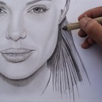 Angelina Jolie desenho a carvão. Desenhando os cabelos.