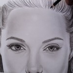 Angelina Jolie desenho a carvão. Desenhando os cabelos.
