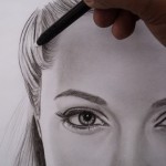 Angelina Jolie desenho a carvão. Desenhando os cabelos.