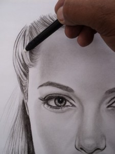 Angelina Jolie desenho a carvão. Desenhando os cabelos.